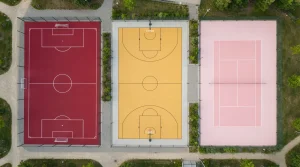 Aus der Vogelperspektive angeordnete Spielfelder für Tennis und Basketball